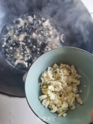 肉丝木耳汤的做法步骤：3