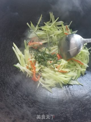 青椒炒莴笋丝的做法步骤：4