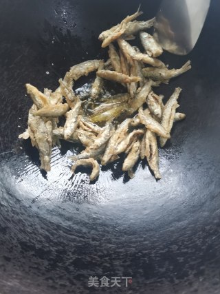 青椒炒鱼干的做法步骤：2