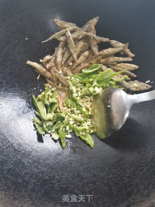 青椒炒鱼干的做法步骤：5