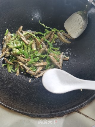 青椒炒鱼干的做法步骤：6