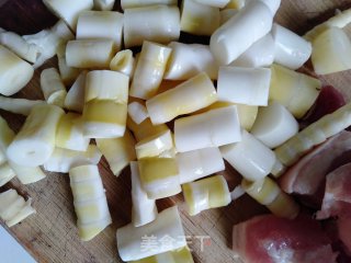 鲜笋炖五花肉的做法步骤：2