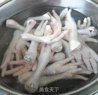 老汤鸡爪的做法步骤：2
