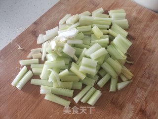 凉拌西芹的做法步骤：1