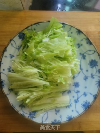 白菜鱼滑汤的做法步骤：2