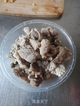 牛腩炖土豆的做法步骤：1