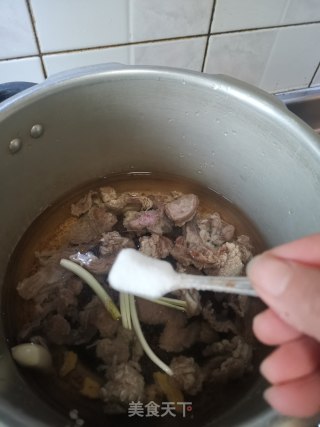 牛腩炖土豆的做法步骤：4