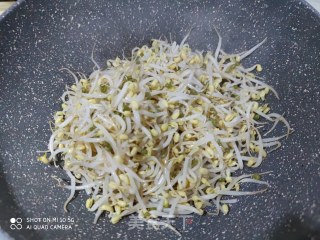 清炒豆芽的做法步骤：3