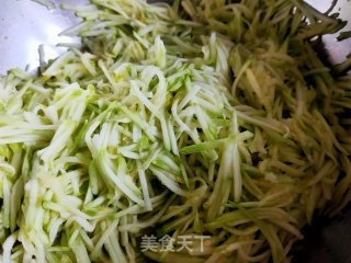 西葫芦素水饺的做法步骤：2