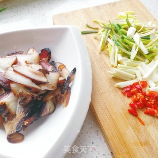 荞头炒腊肉的做法步骤：1