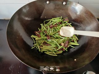 腊肉炒藜蒿的做法步骤：8
