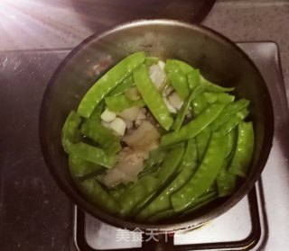五花肉烧荷兰豆????????????的做法步骤：2