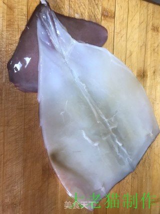 韭菜炒鱿鱼花的做法步骤：1