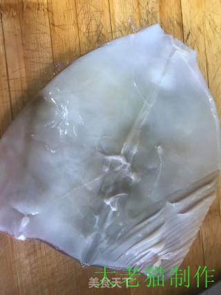 韭菜炒鱿鱼花的做法步骤：2
