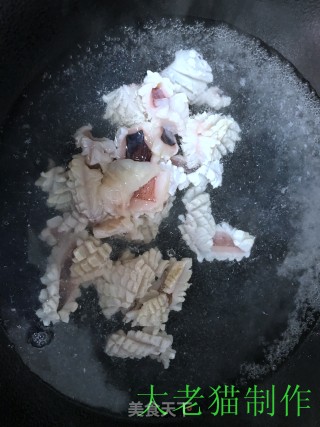 韭菜炒鱿鱼花的做法步骤：8