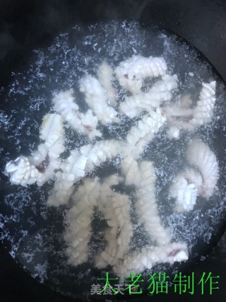 韭菜炒鱿鱼花的做法步骤：9