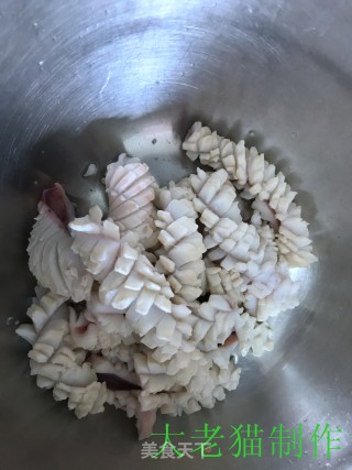 韭菜炒鱿鱼花的做法步骤：10