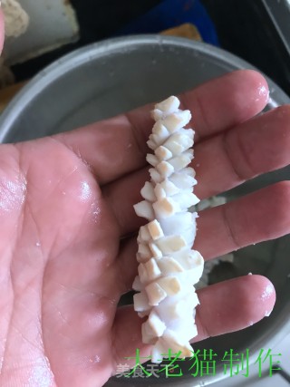 韭菜炒鱿鱼花的做法步骤：11
