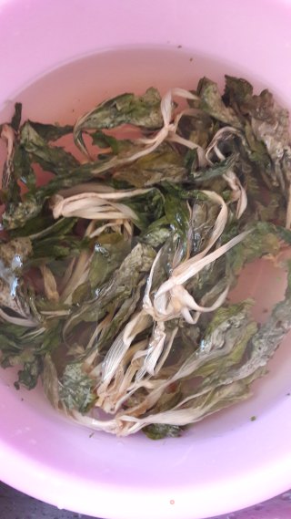 腊肉蒸菜干的做法步骤：1