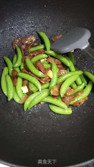 腊肠炒甜豆的做法步骤：11