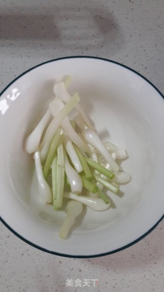 香葱蛋炒面的做法步骤：2