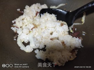 白菜腊肉炒饭的做法步骤：3
