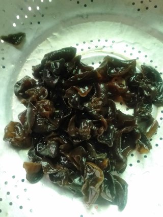 洋葱木耳炒鸡蛋的做法步骤：3