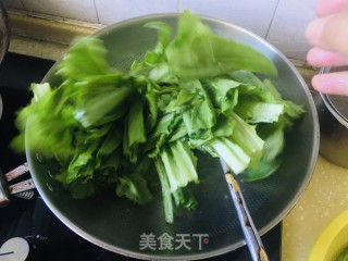 清炒油麦菜的做法步骤：3