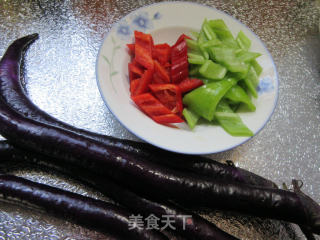青红椒炒茄子的做法步骤：1