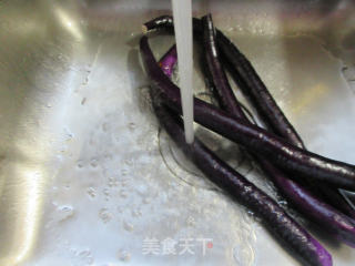 青红椒炒茄子的做法步骤：2