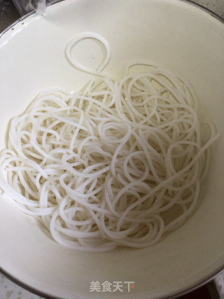 酸青菜炒米粉丝的做法步骤：2