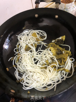 酸青菜炒米粉丝的做法步骤：4