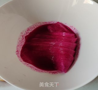 红火龙果玫瑰卷的做法步骤：9