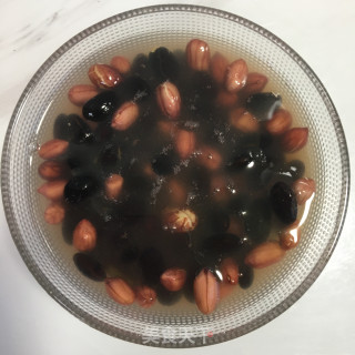 黑豆花生豆浆的做法步骤：1