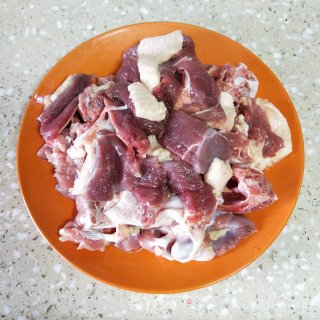 干锅鸭肉的做法步骤：1