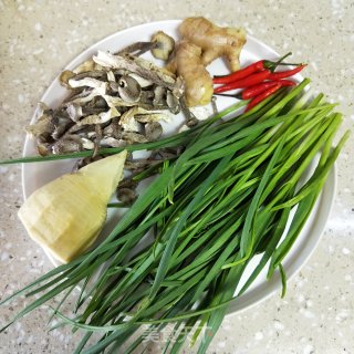 干锅鸭肉的做法步骤：2