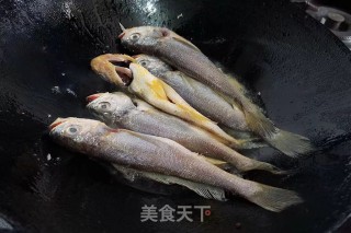 红烧小黄鱼的做法步骤：2