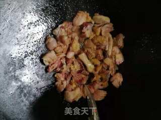 木耳炒鸡的做法步骤：2