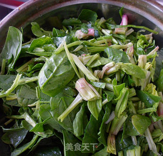 早春美味——核桃仁拌菠菜的做法步骤：2