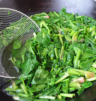 早春美味——核桃仁拌菠菜的做法步骤：3