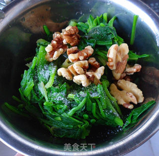 早春美味——核桃仁拌菠菜的做法步骤：5