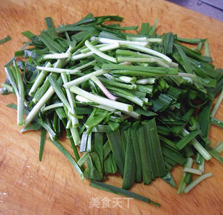 早春美味——韭菜炒虾的做法步骤：2