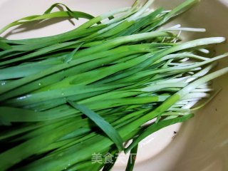 鸡蛋木耳炒韭菜的做法步骤：1