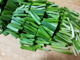 鸡蛋木耳炒韭菜的做法步骤：2