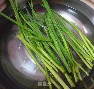 早春美味——蒜苗炒鸡蛋的做法步骤：2