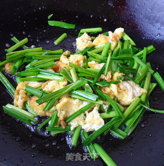 早春美味——蒜苗炒鸡蛋的做法步骤：6