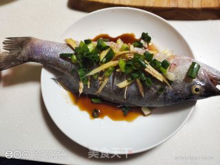 清蒸鲈鱼的做法步骤：1