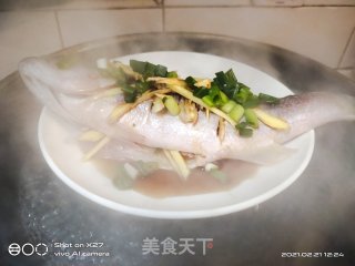 清蒸鲈鱼的做法步骤：2