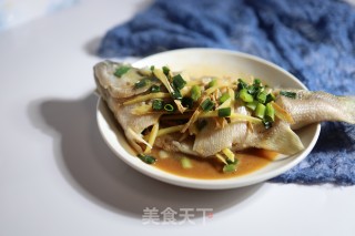 清蒸鲈鱼的做法步骤：4