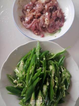 辣椒炒肉的做法步骤：1